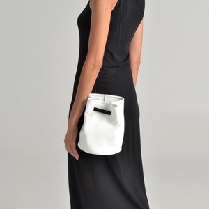 Ioli weiße Beuteltasche, weiße Leder Beuteltasche, Minitasche, weiße Leder Geldbörse, weiße Handtasche, Abendtasche, weiße Leder Schultertasche