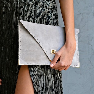 Embreagem Soft Symmetria em cinza claro, Bolsa clutch em camurça cinza, Bolsa cinza para laptop, Bolsa de couro cinza, Bolsa grande cinza, Bolsa envelope cinza