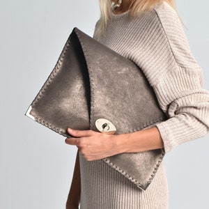 Clutch Symmetria de camurça brilhante taupe, Bolsa de couro taupe, Bolsa de couro metálico, Clutch envelope de camurça, Bolsa de noite formal