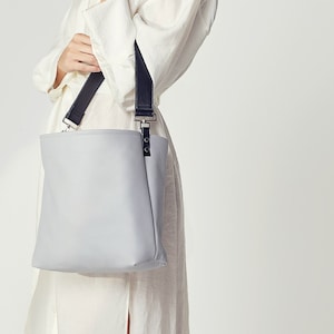 Dioni bag in light gray, Gray leather purse, Gray handbag, Gray leather shoulder bag, Women&#39;s bag, Gray hobo bag, Light gray handbag