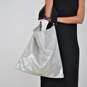 Akathi funkelnde silberne Tasche, silberne lederne Hobotasche, silberne große Schultertasche, silberne Handtasche, große Ledertasche, Shopper-Tasche, Einkaufstasche