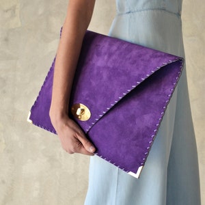 Bolsa clutch de camurça roxa, bolsa de couro roxa, bolsa envelope de couro, capa para laptop roxa, bolsa de couro roxa, bolsa de noite