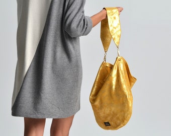 Bolso Hobo de Ante Dorado: Bolso de Hombro de Cuero Italiano