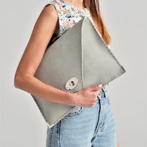 Embreagem Soft Symmetria em cinza claro, Bolsa clutch em camurça cinza, Bolsa cinza para laptop, Bolsa de couro cinza, Bolsa grande cinza, Bolsa envelope cinza