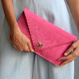 Kopertówka ze skóry zamszowej w kolorze fuksji: ręcznie robiona wieczorowa torebka kopertówka