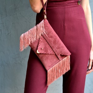 Clutch Medusa, Clutch de piel con flecos de palisandro, Bolso de piel burdeos, Clutch tipo sobre de piel, Bolso de piel con flecos, Clutch de ante