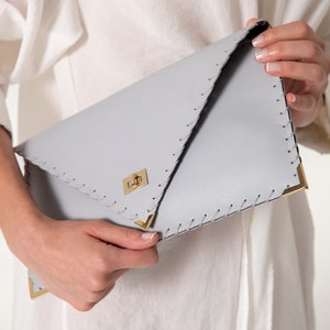 Bolso de mano de piel gris claro: bolso de noche de piel de becerro italiana hecho a mano