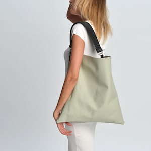 Bolsa hobo Akathi em couro menta pastel, bolsa shopper em couro menta, bolsa grande menta, bolsa menta, bolsa hobo grande, bolsa de ombro menta
