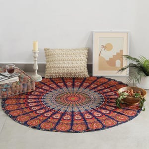 Könnte beinhalten: Ein runder Wandbehang mit einem detaillierten Mandalamuster in Marineblau, Orange und Rot. Das Design umfasst komplexe florale und geometrische Motive, die von einem zentralen Punkt ausstrahlen und ein symmetrisches, kreisförmiges Textil bilden.