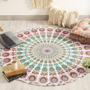 Peut inclure: Un textile rond présentant un motif de mandala symétrique dans des tons de sarcelle, de brun et de noir sur un fond blanc. Le design comprend des motifs cachemire complexes et des lignes fines rayonnant du centre vers les bords extérieurs.