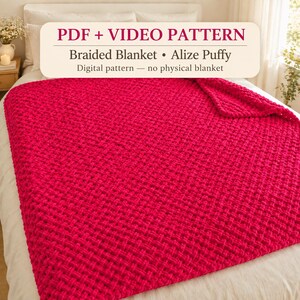 Peut inclure: Une couverture tressée fuchsia vif avec une texture en tricot épais. Un texte superposé indique : PDF + VIDEO PATTERN, Braided Blanket • Alize Puffy, Digital pattern — no physical blanket. La couverture est posée sur un couvre-lit blanc.