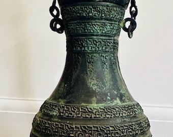 Duże chińskie archaiczne brązowe uchwyty Hu Twin Serpent/niestandardowy stojak z pleksiglasu