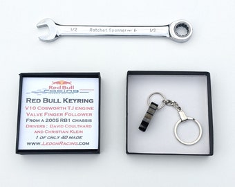 K18: Red Bull F1 motoronderdeel sleutelhanger sleutelhanger - Jongens mans Formule 1 auto auto racen motorsport cadeau sleutelhanger ketting fob Fathers xmas cadeau