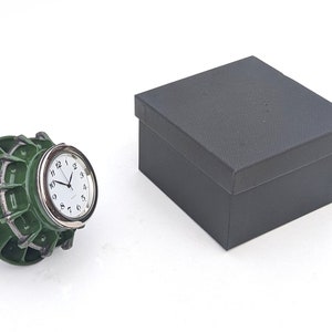 F08 : horloge de bureau Lotus F1 pour homme, accessoire de table de bureau pour homme, pièce de voiture de Formule 1 2013 unique, conduite automobile, course automobile, sport automobile, cadeau de voiture de course image 8