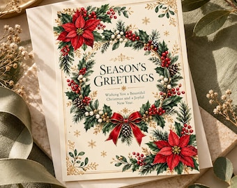 Puede incluir: Una tarjeta de felicitación de color crema con una corona central de hojas de acebo verdes, bayas rojas y piñas. El texto dice Season's Greetings, Wishing You a Beautiful Christmas and a Joyful New Year. Flores de pascua rojas y detalles dorados decoran las esquinas.