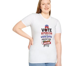 Puede incluir: Una camiseta blanca de manga corta con un gráfico que incluye un icono de elefante rojo, el texto VOTE REPUBLICAN, MAKE WINDOW-SHOPPING AT THE GROCERY STORE GREAT AGAIN y una ilustración de un carrito de la compra lleno de víveres coloridos.