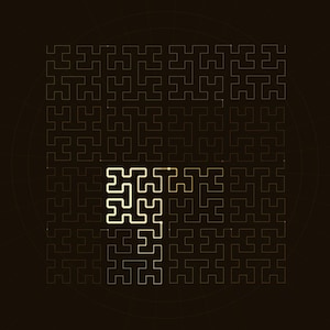 Peut inclure: Un design graphique carré présentant une ligne dorée continue et complexe formant un motif de courbe de Hilbert sur un fond sombre. Une partie de la ligne est mise en évidence par un doré plus vif, traçant un chemin dans la grille.