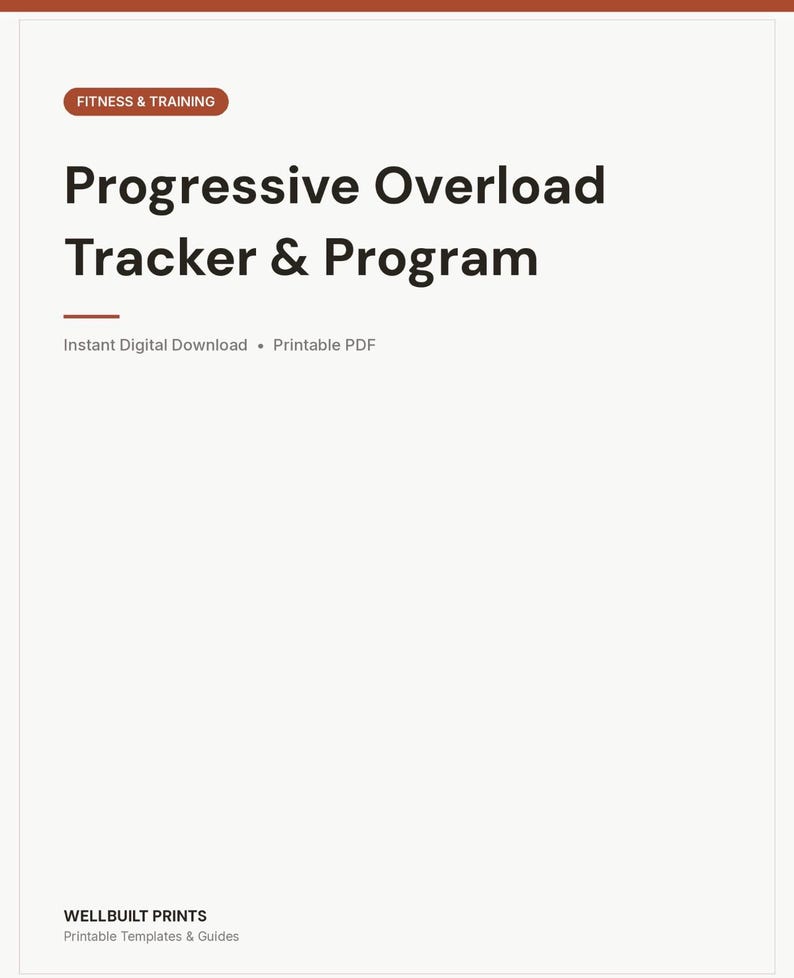 K&ouml;nnte beinhalten: Ein wei&szlig;es digitales Dokument mit dem Titel Progressive Overload Tracker & Program und einem braunen Fitness & Training Etikett oben. Der Text enth&auml;lt Instant Digital Download und Printable PDF, mit Wellbuilt Prints Printable Templates & Guides unten.