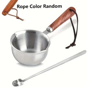 Puede incluir: Un cazo de acero inoxidable con mango de madera y una correa de cuero oscuro para colgar, con un pico vertedor a cada lado. El texto Rope Color Random es visible. Una cuchara mezcladora larga y fina de acero inoxidable se sitúa debajo.