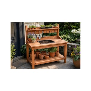 Pode incluir: Uma bancada de jardinagem em madeira com uma superfície de trabalho retangular com um lava-loiça preto central, uma prateleira superior para plantas pequenas e uma prateleira inferior. Inclui ganchos de metal para ferramentas e vasos de terracota.