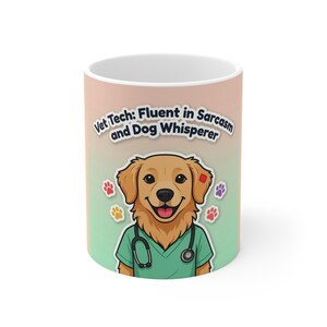 Könnte beinhalten: Ein weißer Keramikbecher mit einem Farbverlauf von Pfirsich zu Hellgrün. Das Design zeigt einen Golden Retriever in einem grünen Kasack mit Stethoskop, umgeben von bunten Pfotenabdrücken und dem Text Vet Tech: Fluent in Sarcasm and Dog Whisperer.