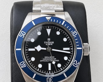 Tudor Black Bay vintage de 41 mm con esfera negra y movimiento automático.
