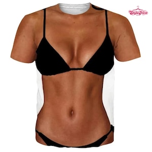 Puede incluir: Una camiseta de manga corta con un estampado fotográfico de alta definición de un torso bronceado con un bikini negro. El diseño incluye una parte superior de bikini negra con tirantes finos y una parte inferior a juego. El texto Style Nest es visible.