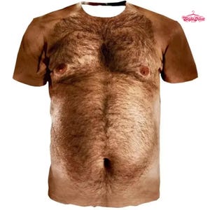 Peut inclure: Un t-shirt à manches courtes et col rond arborant une impression photographique réaliste et haute définition d'un torse humain poilu avec un ventre proéminent, des poils sur la poitrine et des tétons. Le motif couvre tout le devant.