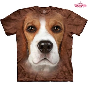 Könnte beinhalten: Ein braunes Kurzarm-T-Shirt mit einem großen, realistischen Grafikdruck eines Beagle-Gesichts, das die gesamte Vorderseite bedeckt. Der Hund hat braun-weißes Fell, dunkelbraune Augen und eine schwarze Nase. Der Text Style Nest steht oben rechts.