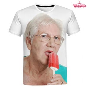 Rolig mormor som slickar glass t-shirt, rolig mormor meme t-shirt, rolig vuxen humor t-shirt, nyhet grafisk t-shirt, unisex present, rolig t-shirt