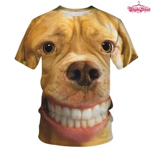 Può includere: Una t-shirt a maniche corte con una grande stampa grafica realistica a colori del muso di un cane color marrone chiaro. Il cane ha occhi marrone scuro, un naso nero e un ampio sorriso che mostra i denti sulla parte inferiore della maglia.