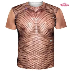 Könnte beinhalten: Ein kurzärmeliges T-Shirt mit einem realistischen Aufdruck eines gebräunten Oberkörpers, der mit einem schwarzen Netzmuster und glitzernden Akzenten bedeckt ist. Das Design enthält den Text Style Nest in der oberen rechten Ecke.