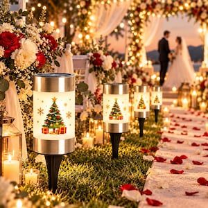 Könnte beinhalten: Ein Set zylindrischer Solar-Gartenleuchten mit einem aufgedruckten Weihnachtsbaum-Motiv, goldenen Schneeflocken, roten Ornamenten und Geschenken. Die Leuchten haben einen silbernen Rand oben und unten sowie einen schwarzen Erdspieß.