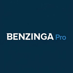 Puede incluir: Un fondo azul marino oscuro que presenta el texto blanco BENZINGA seguido de la palabra Pro en una fuente azul más clara. El gráfico está centrado en la pantalla y sirve como logotipo digital o elemento de marca para una plataforma de noticias financieras.