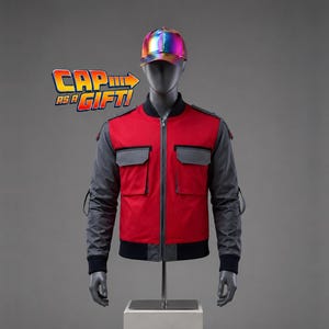 Puede incluir: Una chaqueta bomber roja y gris con cremallera frontal, dos bolsillos en el pecho y puños acanalados negros, sobre un maniquí con una gorra de béisbol iridiscente metálica. El texto CAP AS A GIFT! aparece a la izquierda en azul y naranja.