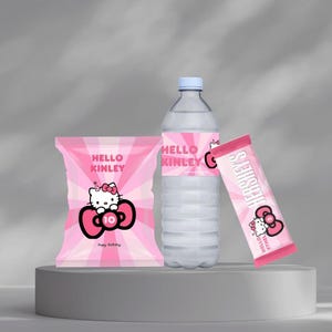 Puede incluir: Una bolsa de snacks a rayas rosas y blancas, una botella de agua transparente con etiqueta rosa y un envoltorio de barra de chocolate Hershey's, con gráficos de Hello Kitty, el texto Hello Kinley y el número 10 para una celebración de cumpleaños.