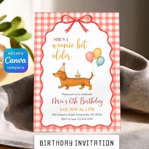 Op de afbeelding: Een rechthoekige verjaardagsuitnodiging met een rood-witte vichy-ruitrand en een strik bovenaan. In het midden staat een teckel met een feesthoedje, een cupcake op zijn rug en drie ballonnen. Tekst: She's a weenie bit older, Mia's 6th Birthday.