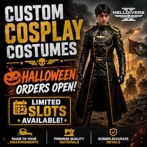 Puede incluir: Un disfraz de abrigo largo negro con ribetes dorados y un emblema de calavera en el pecho, inspirado en Helldivers 2. La imagen incluye texto como CUSTOM COSPLAY COSTUMES, HALLOWEEN ORDERS OPEN y LIMITED SLOTS AVAILABLE, junto a iconos de medidas.