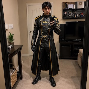 Peut inclure: Un long manteau noir avec des bordures dorées, des épaulettes et une ceinture assortie ornée d'un emblème de crâne doré. Le manteau présente un col haut, des panneaux structurés et des boutons métalliques. Porté avec un pantalon, des gants et des bottes noirs.
