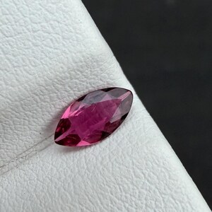 Gema de turmalina rosa natural talla marquesa, tonos rubí, 0,20 ct (origen en Tanzania)