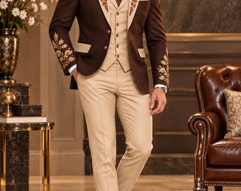 Traje de tres piezas para hombre en marrón y beige con bordados y diseño floral en la solapa.