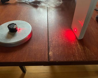 Herramienta láser tipo disco para manipulación segura: incluye batería y almohadillas de montaje.