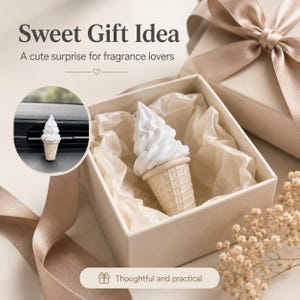 Może przedstawiać: Biały odświeżacz samochodowy w kształcie lodów w rożku w beżowym pudełku prezentowym z bibułką. Tekst głosi Sweet Gift Idea, A cute surprise for fragrance lovers oraz Thoughtful and practical. Okrągły wstawka pokazuje klips zamontowany na nawiewie.