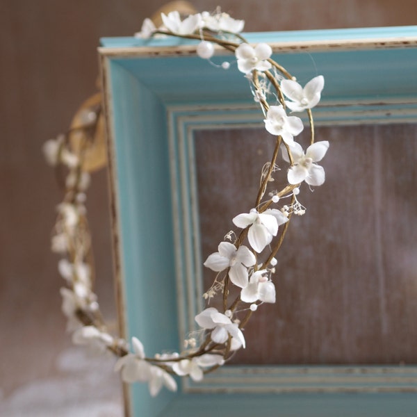 Simple White Flower Crown, Wedding White Flower Tiara, White Flower Headband, Bridal Floral Crown, Wedding Crown for Bride, Bridal Headpiece