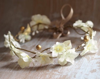 Diadème floral blanc d’or, couronne de cheveux de mariée, casque de vigne de mariage boisé, mariage de bandeau de fée, couronne de cheveux de mariée boisée, halo de fleurs