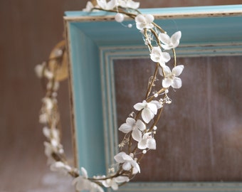 Simple White Flower Crown, Wedding White Flower Tiara, White Flower Headband, Bridal Floral Crown, Wedding Crown for Bride, Bridal Headpiece