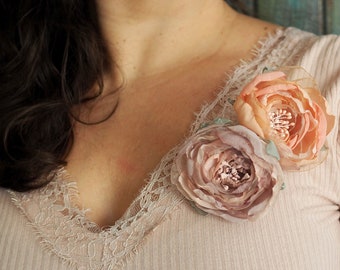 Broche fleur en tissu organza, bouquet de fleurs en organza, morceau de cheveux fleur en organza, broche en soie rose, épingles roses en organza pêche, fleur pour cheveux rose poudré