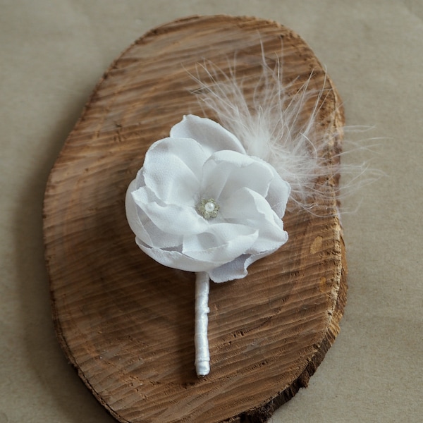 Boho weiße Boutononniere, Elfenbein Feder Boutonniere, weiße Blumencorsage und Boutonniere, Hochzeit einfaches Knopfloch, weiße Bräutigam Boutineers