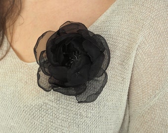 Pince à cheveux rose noire, accessoire pour cheveux fleur noire, pince fleur noire, broche fleur noire en organza, épingle à cheveux rose noire, fleur pour cheveux gothique