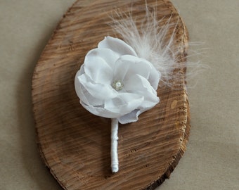 Boho White Boutononniere, Ivory Feather Boutonniere, White Flower Corsage and Boutonniere, Wedding Simple Buttonhole,White Grooms Boutineers